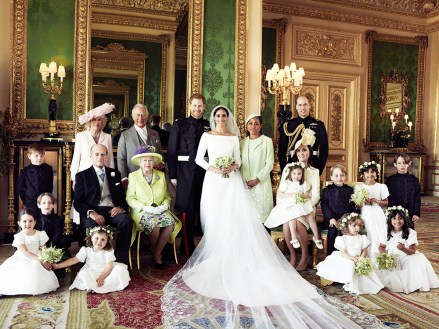 На этой фотографии, опубликованной Кенсингтонским дворцом, показано официальное свадебное фото британского принца Гарри и Меган Маркл (в центре) в Виндзорском замке, Виндзор, Англия, суббота. 19 мая 2018 года. Другие слева, задний ряд, Джаспер Дайер, Камилла, герцогиня Корнуольская, принц Чарльз, Дориа Рэгланд, принц Уильям (в центре), Брайан Малруни, принц Филипп, королева Елизавета II, Кейт, герцогиня Кембриджская, Принцесса Шарлотта, принц Джордж, Райлан Литт, Джон Малруни; первый ряд, Айви Малруни, Флоренс ван Катсем, Зали Уоррен, Реми Литт, Королевская свадьба Британии, Виндзор, Великобритания, 21 мая 2018 г.» decoding=